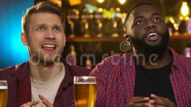 多种族朋友在酒吧里看体育比赛，为不同的球队加油
